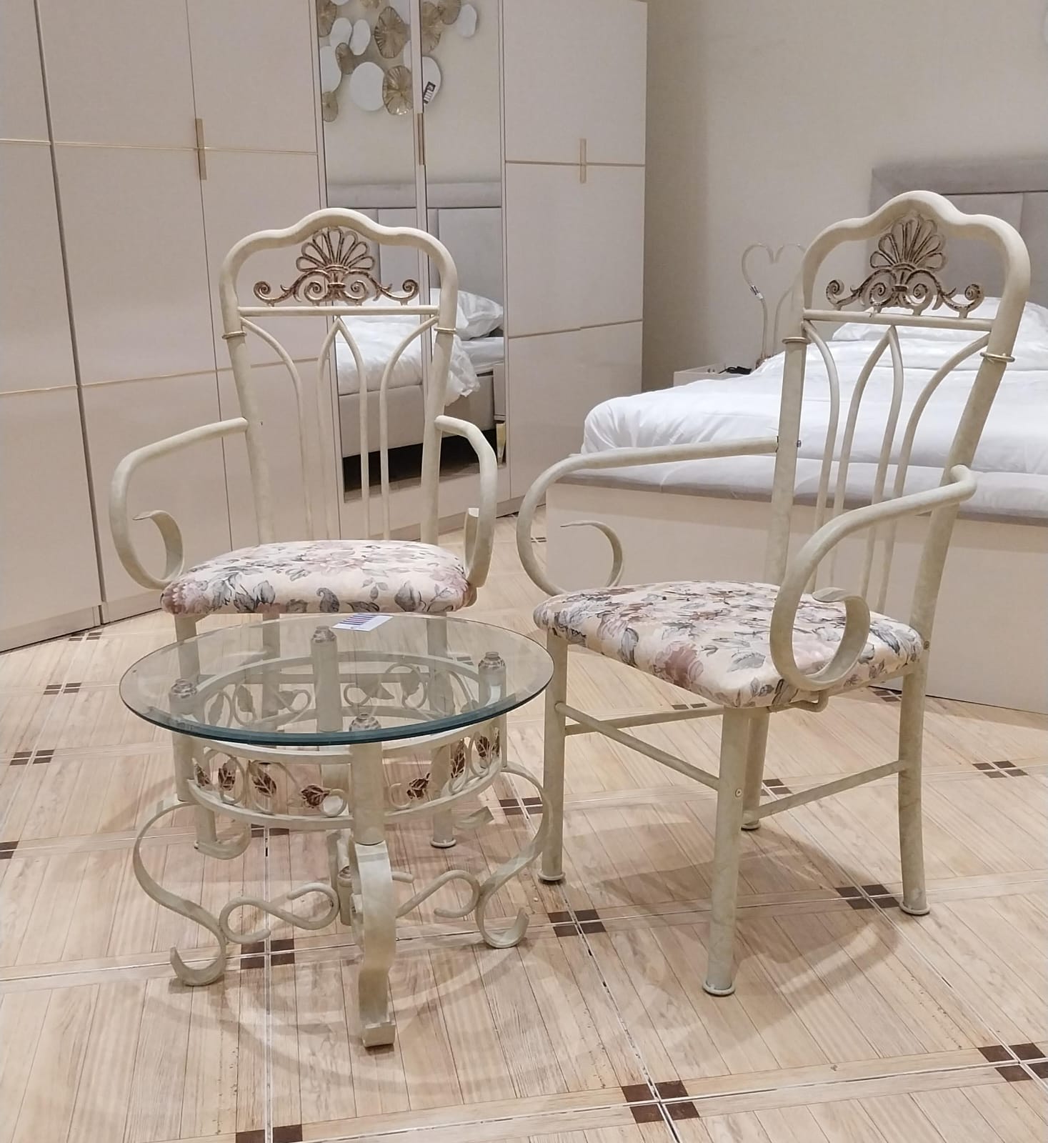 طقم كرسيين و طاولة حديد و قزاز لون بيج م/ 833 @